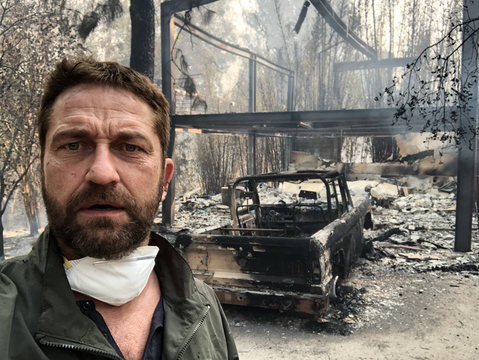A tűzvész a hírességek otthonát sem kímélte, Gerard Butler színész leégett malibui birtokán készített szelfit &bullet;  Fotó: Facebook