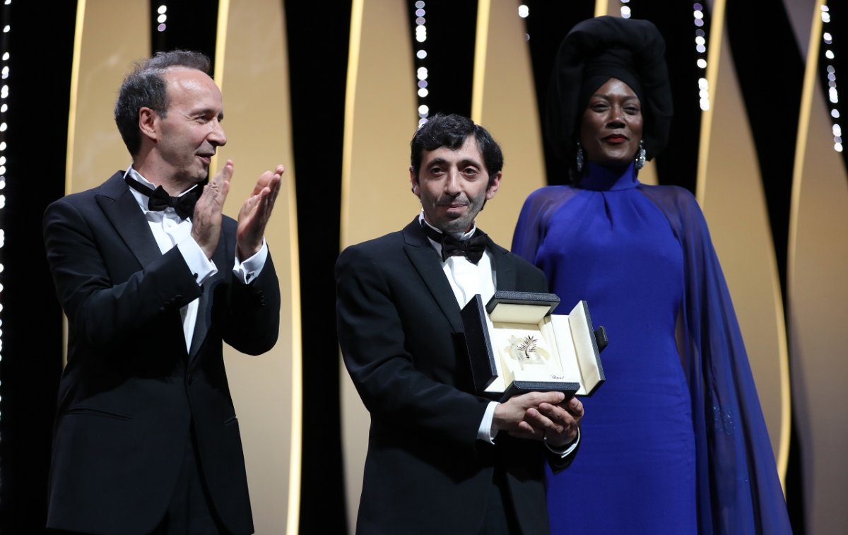 A legjobb férfi alakítás díjat Marcello Fonte kapta, akinek Roberto Benigni és Khadja Nin gratulál •  Fotó: Valery Hache/AFP