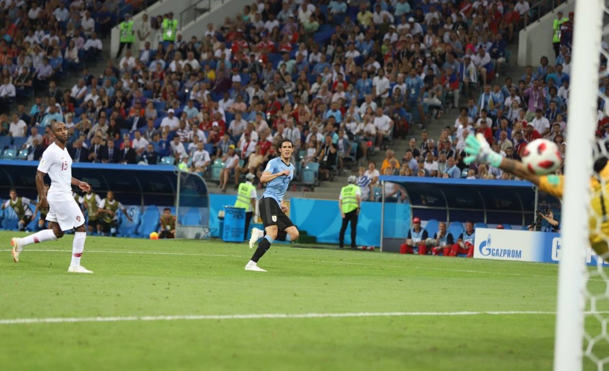 A meccs hőse. Uruguay találatait Edinson Cavani, a Paris Saint-Germain gólvágója (kékben) szerezte •  Fotó: Uruguayi Futballszövetség