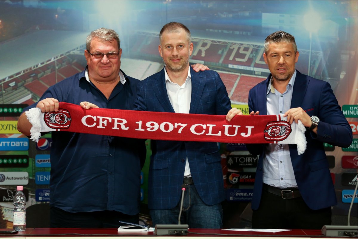 Elszakadt a sál. Iuliu Mureșan, Edi Iordănescu és Bogdan Mara •  Fotó: Kolozsvári CFR