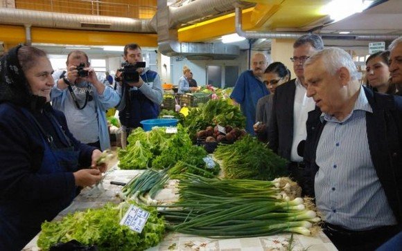 A bukaresti agrártárca vezetője (jobbra) nem adna egy köteg romániai hagymát tíz kilogramm külföldiért &bullet;  Fotó: Adevărul.ro