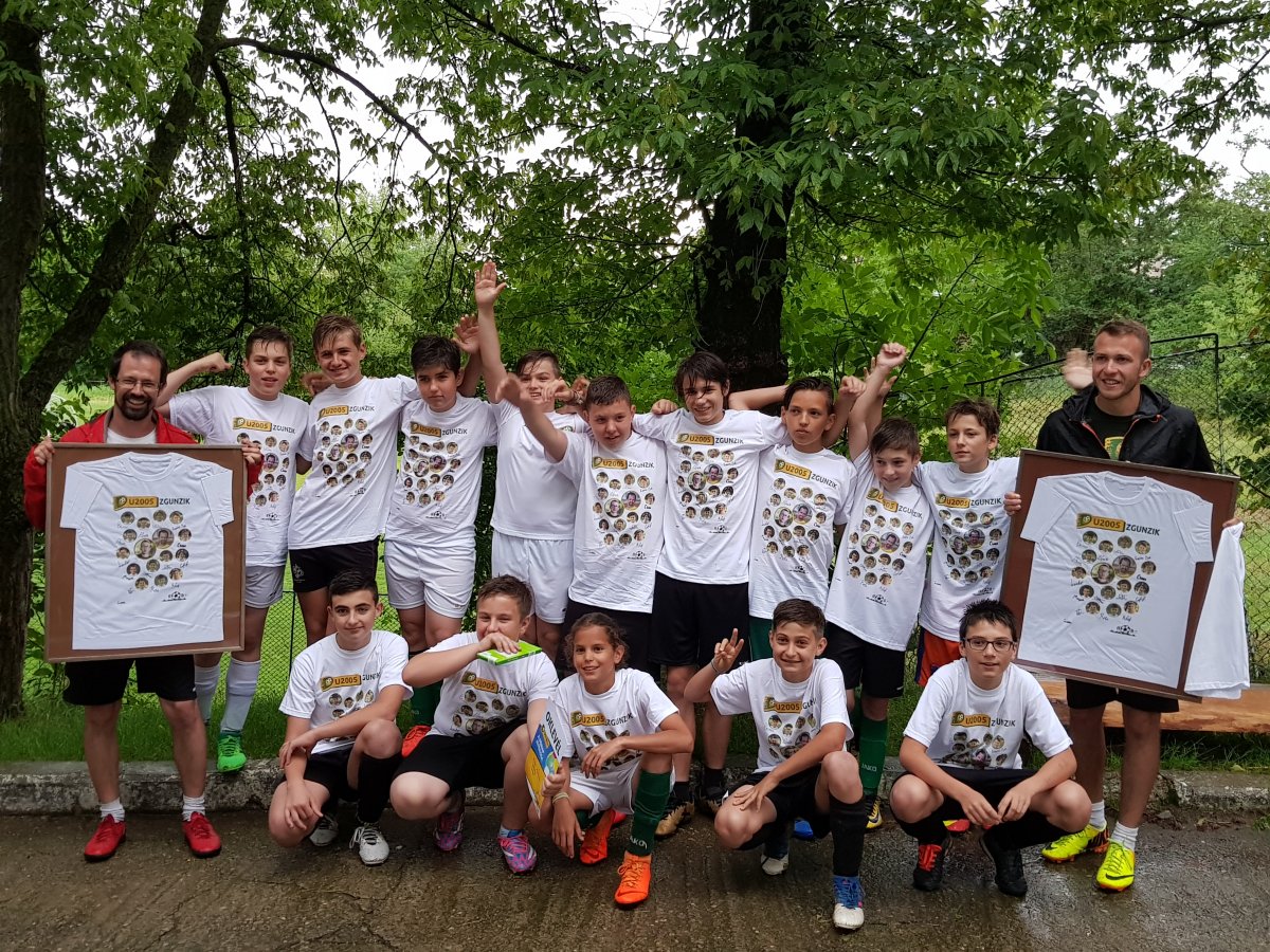 A Dribli első focistái Könczei Soma (balra) és Bikfalvi Márton edzővel &bullet;  Fotó: Rostás Szabolcs