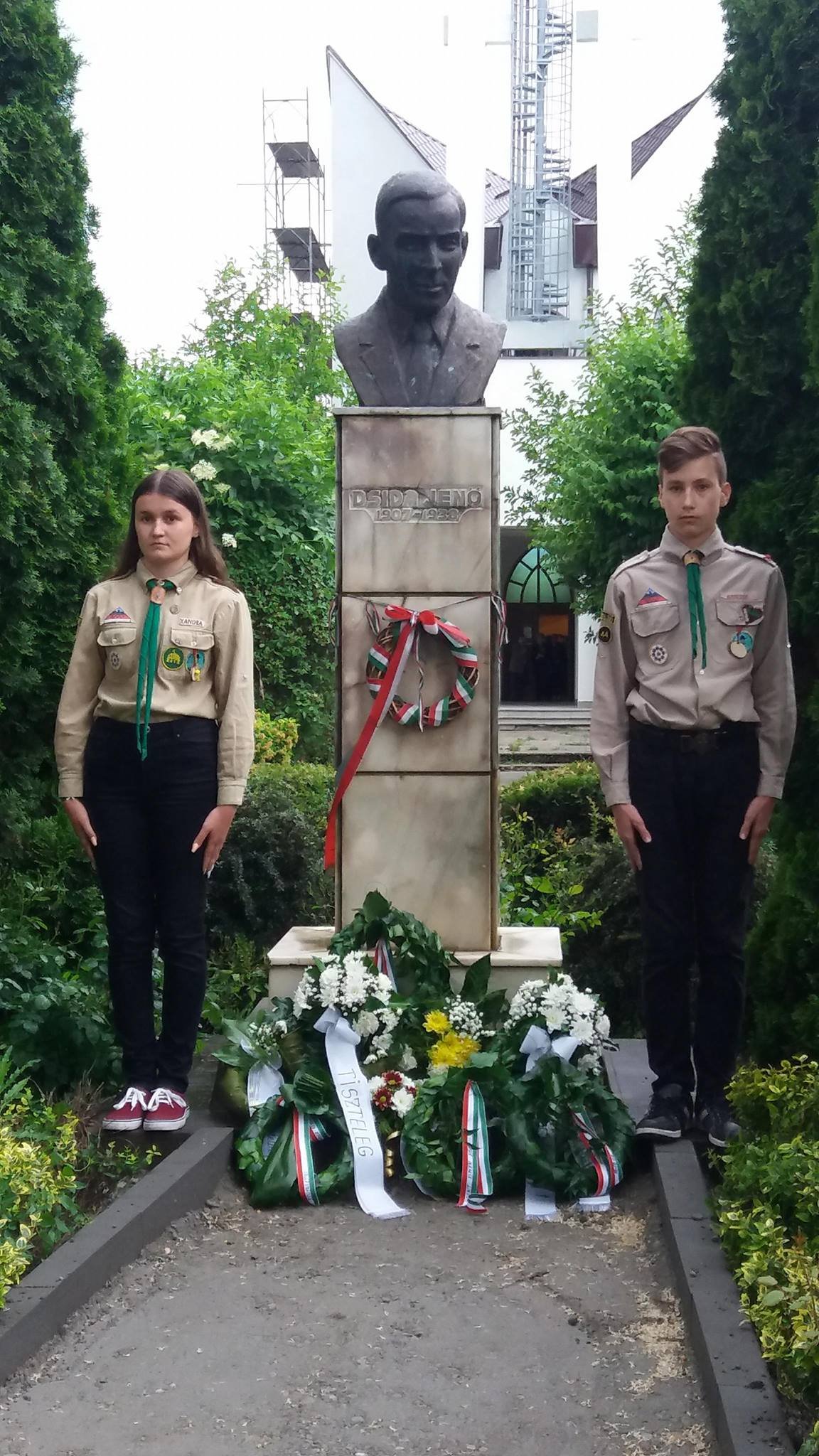 A rendezvénysorozat keretében megkoszorúzták Dsida Jenő szatmárnémeti büsztjét is •  Fotó: EMKE