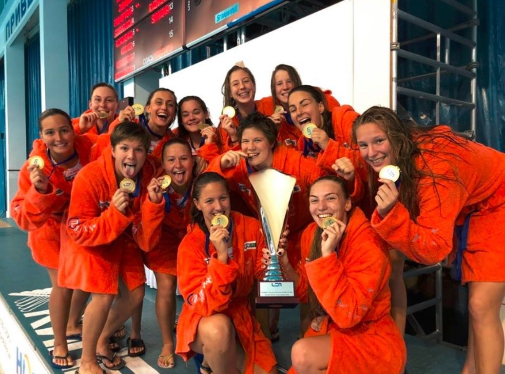 Aranyos lányok. Nagyot hajrázva hódították el a trófeát a Dunaújváros játékosai •  Fotó: Waterpolo.hu