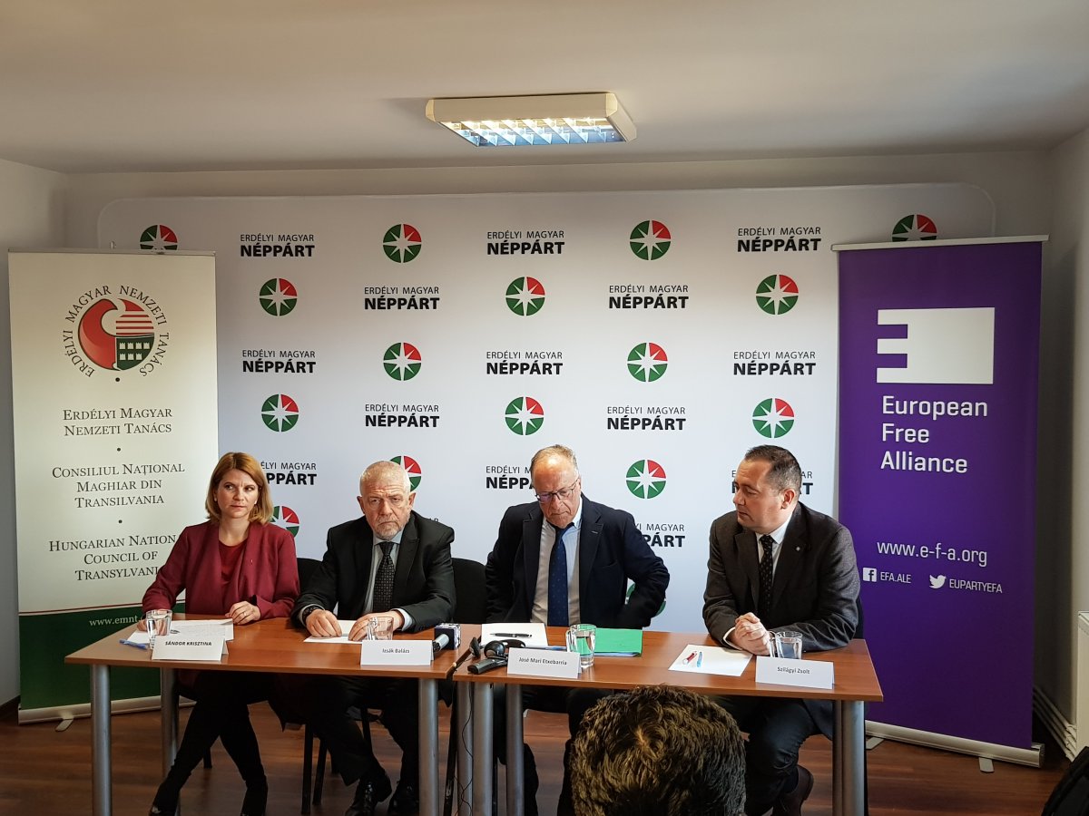 Sándor Krisztina, Izsák Balázs, José Mari Etxebarria és Szilágyi Zsolt a kolozsvári sajtótájékoztatón • Fotó: Rostás Szabolcs