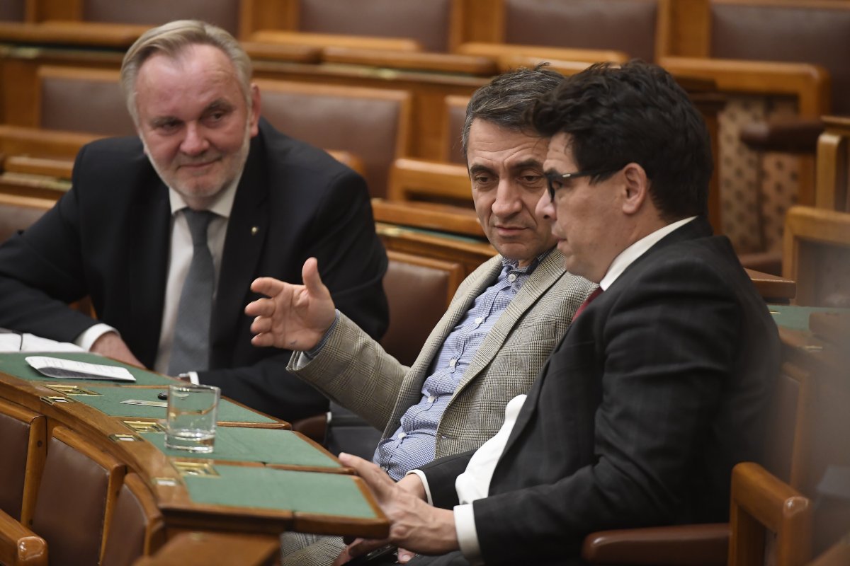 Kormánypárti képviselők az Országgyűlés plenáris ülésén &bullet;  Fotó: MTI