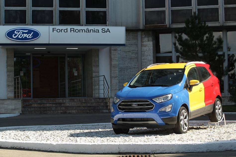 A Ford EcoSport hobbiterepjáró modellje a craiovai üzem bejáratánál &bullet;  Fotó: Ford.ro