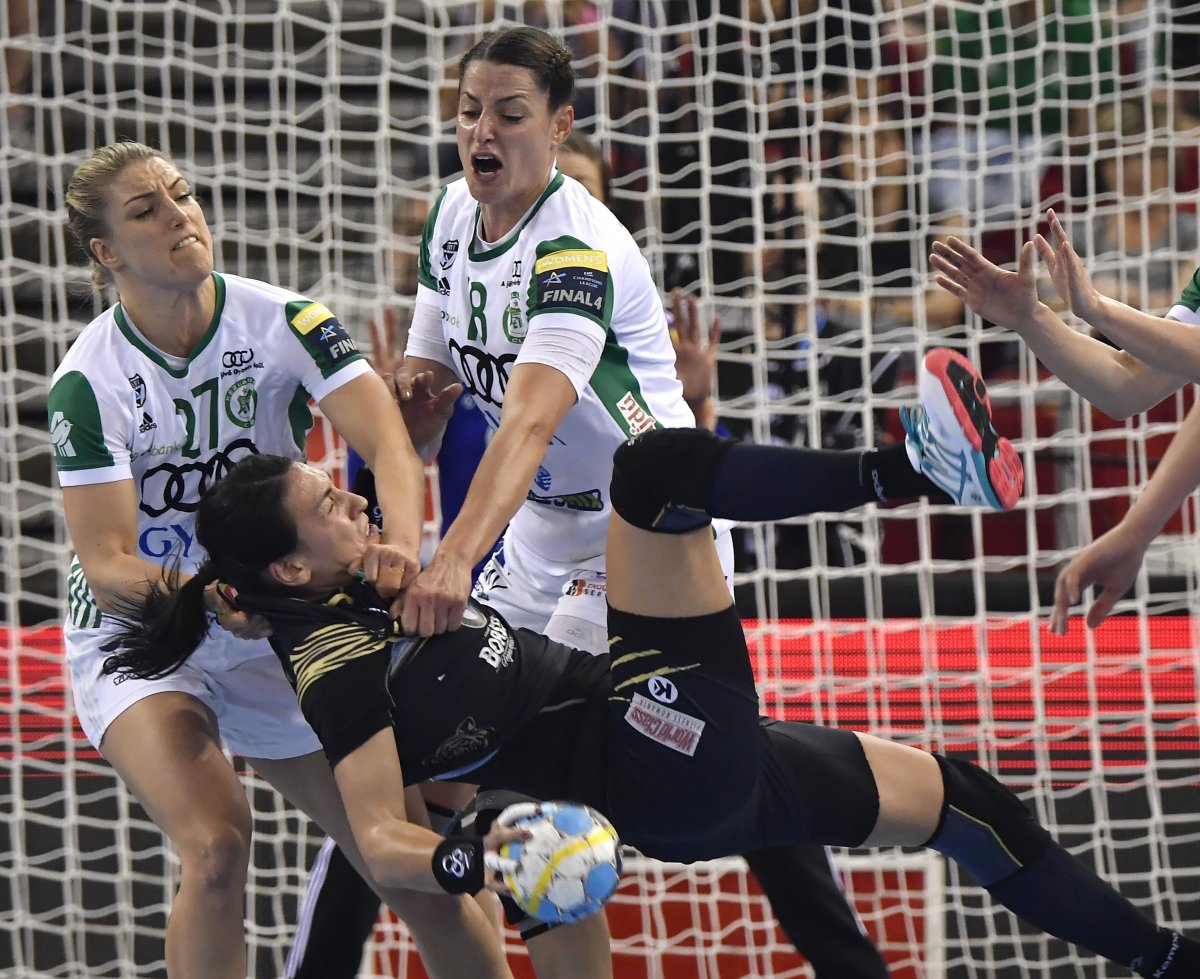 A győri Nycke Cornelia Groot (balra) és Eduarda Amorim (jobbra) kiválóan semlegesítette Cristina Neagut (labdával), a CSM sztárját •  Fotó: MTI
