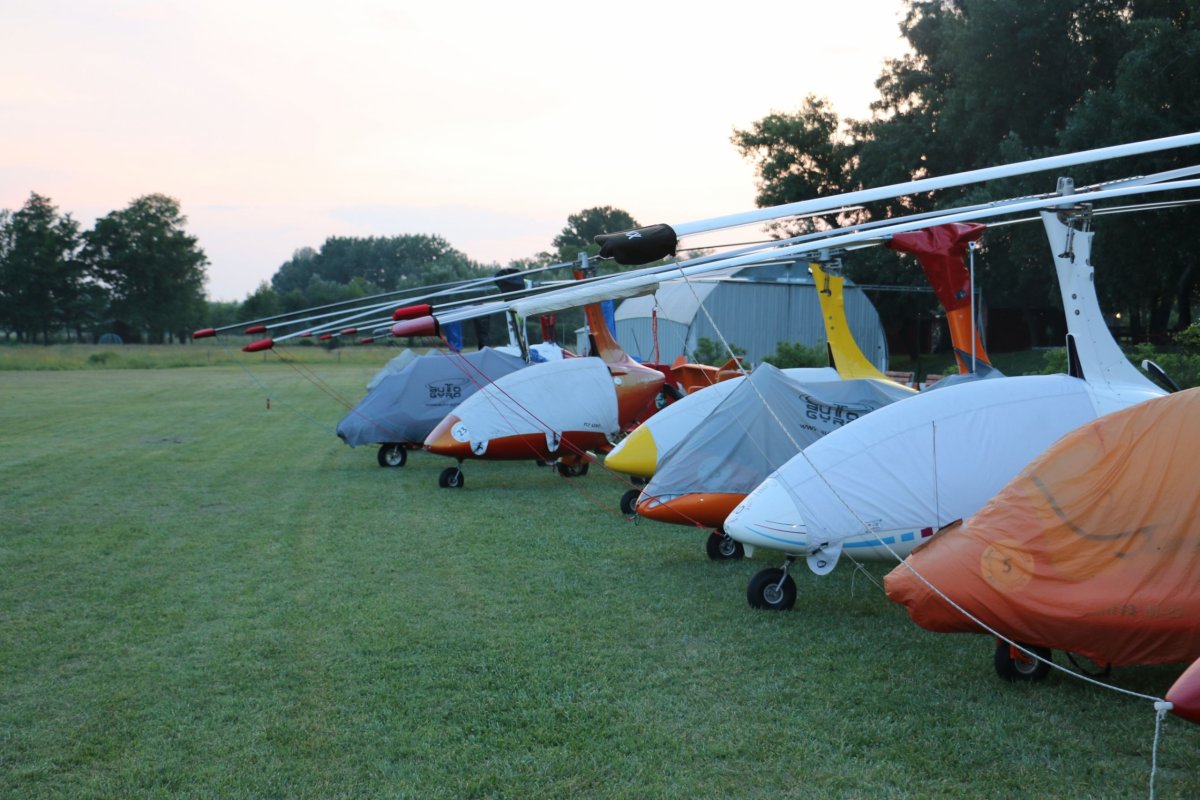 Tizennégy ultrakönnyű Giro helikopter is megsértette a magyar légteret &bullet;  Fotó: Police.hu