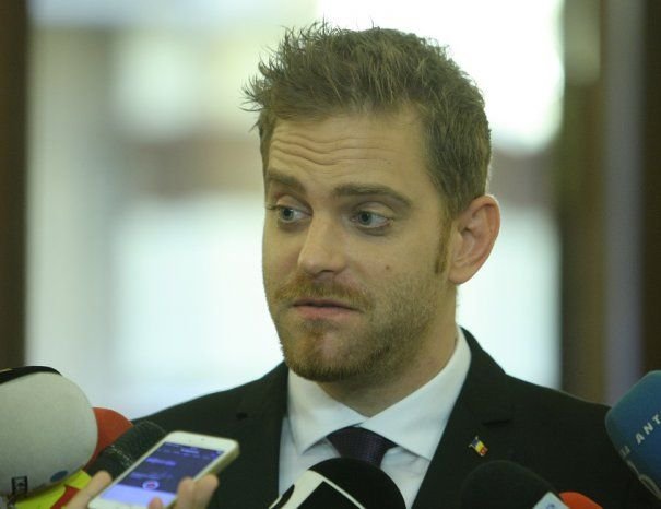 Valódi eljárás a fiktív szerződések miatt. A volt minisztert sikkasztásban valamint adócsalásban való bűnrészességgel gyanúsítják 