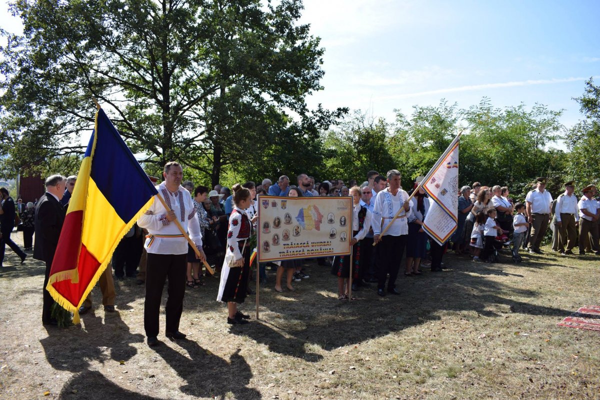 Résztvevők az ippi temetőben rendezett gyászszertartáson &bullet;  Fotó: Szilágy megyei prefektúra