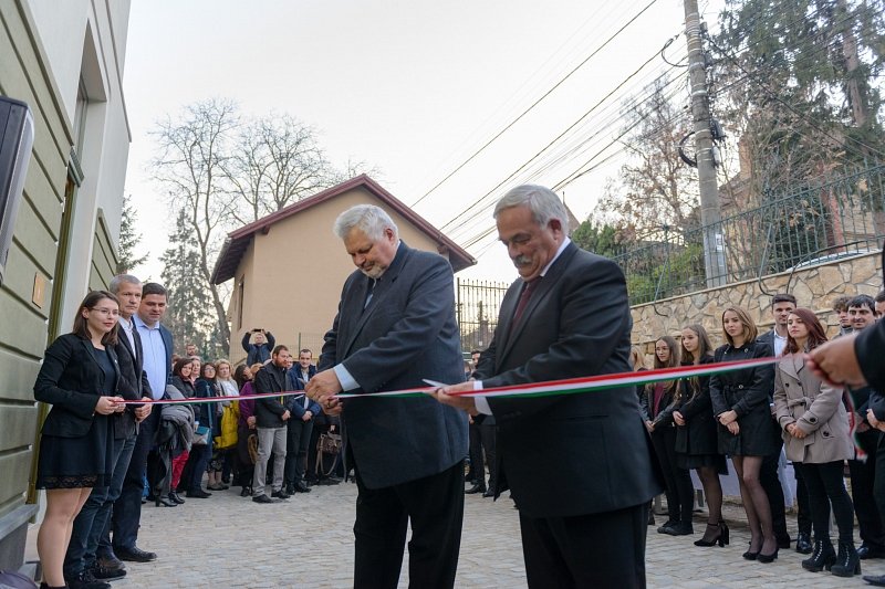 Dávid László rektor és Kató Béla református püspök átvágja az avatószalagot &bullet;  Fotó: Kiss Gábor