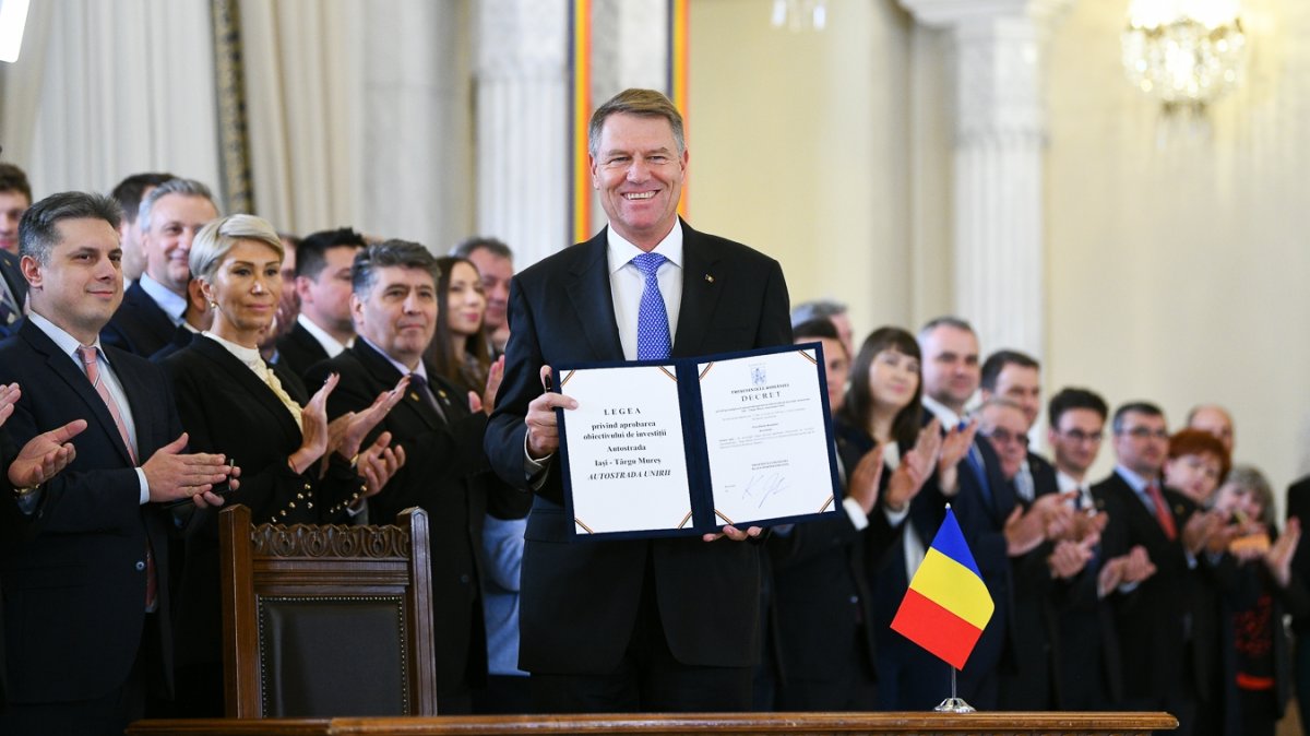 Klaus Johannis a csütörtökön aláírt sztrádatörvénnyel • Fotó: Presidency.ro