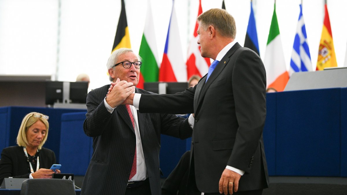Politikai „éleslátás”. Jean-Claude Juncker köszönti sajátos stílusában Klaus Johannis államfőt az Európai Parlamentben •  Fotó: Presidency.ro