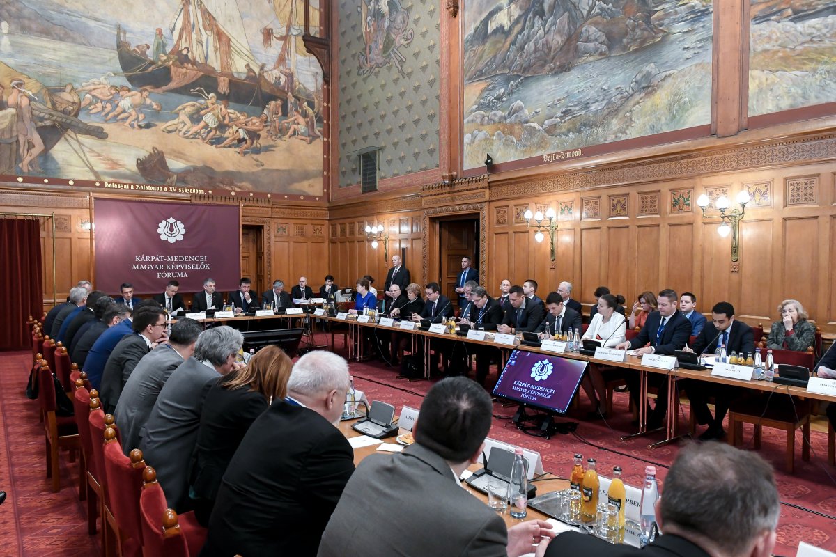 A Kárpát-medencei Magyar Képviselők Fórumának (KMKF) plenáris ülése a budapesti Országház Vadásztermében •  Fotó: MTI
