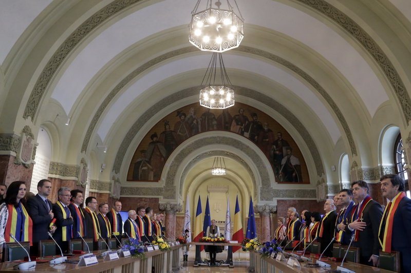 A román kormány tagjai az ünnepi ülésen a gyulafehérvári Egyesülés termében •  Fotó: Gov.ro