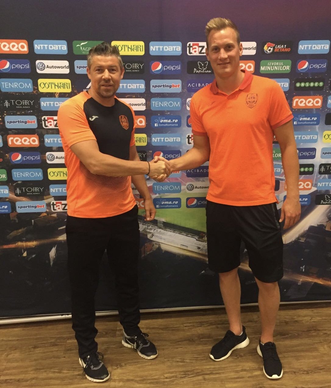A Bogdan Mara sportigazgató által bemutatott Lang Ádám (jobbra) Franciaországból érkezett a kincses városba •  Fotó: Kolozsvári CFR
