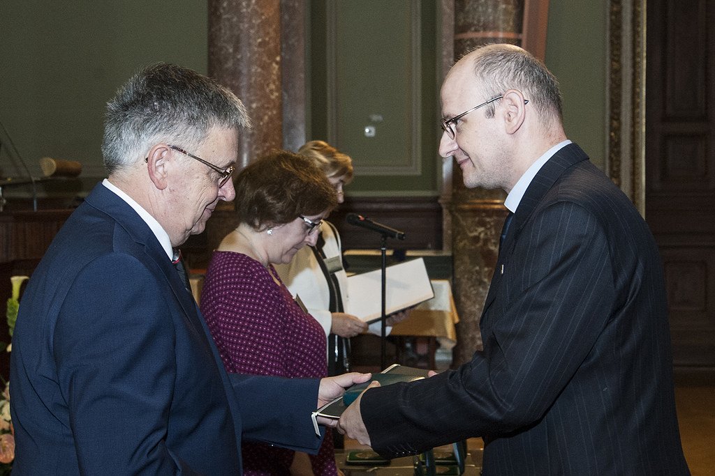 Lovász László, az MTA elnöke (balra) átadja Lupescu Radunak a Bolyai-plakettet és emléklapot •  Fotó: Szigeti Tamás/MTA