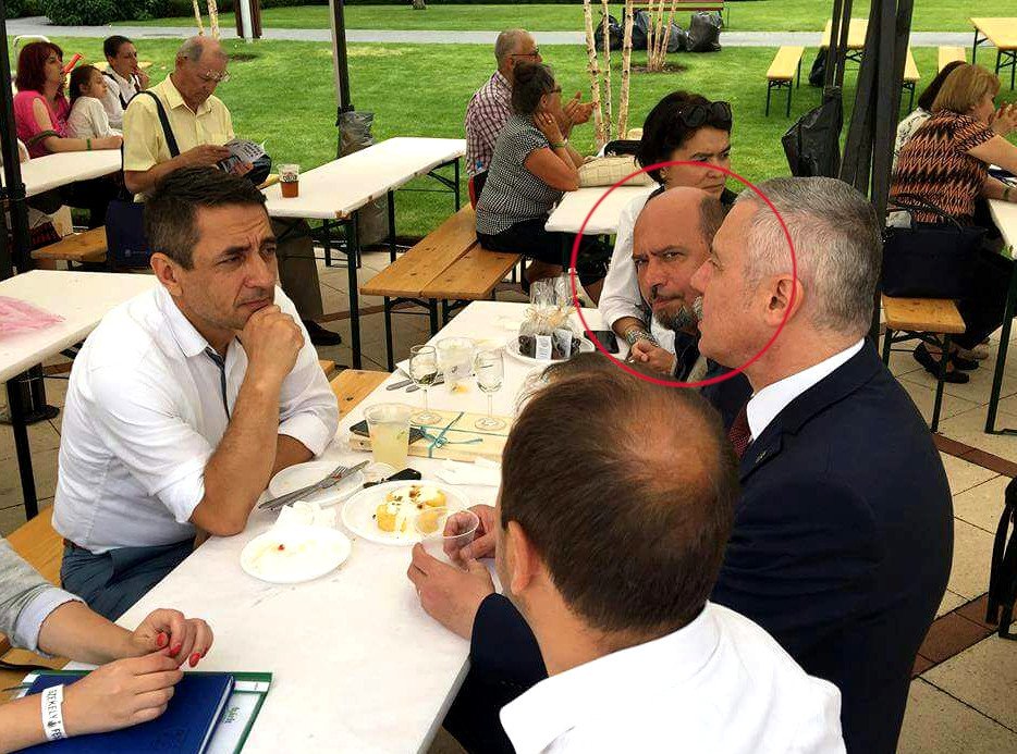 Markó Attila a román bulvárlap felvételén Potápi Árpád (balra) és Tamás Sándor társaságában •  Fotó: Libertatea.ro