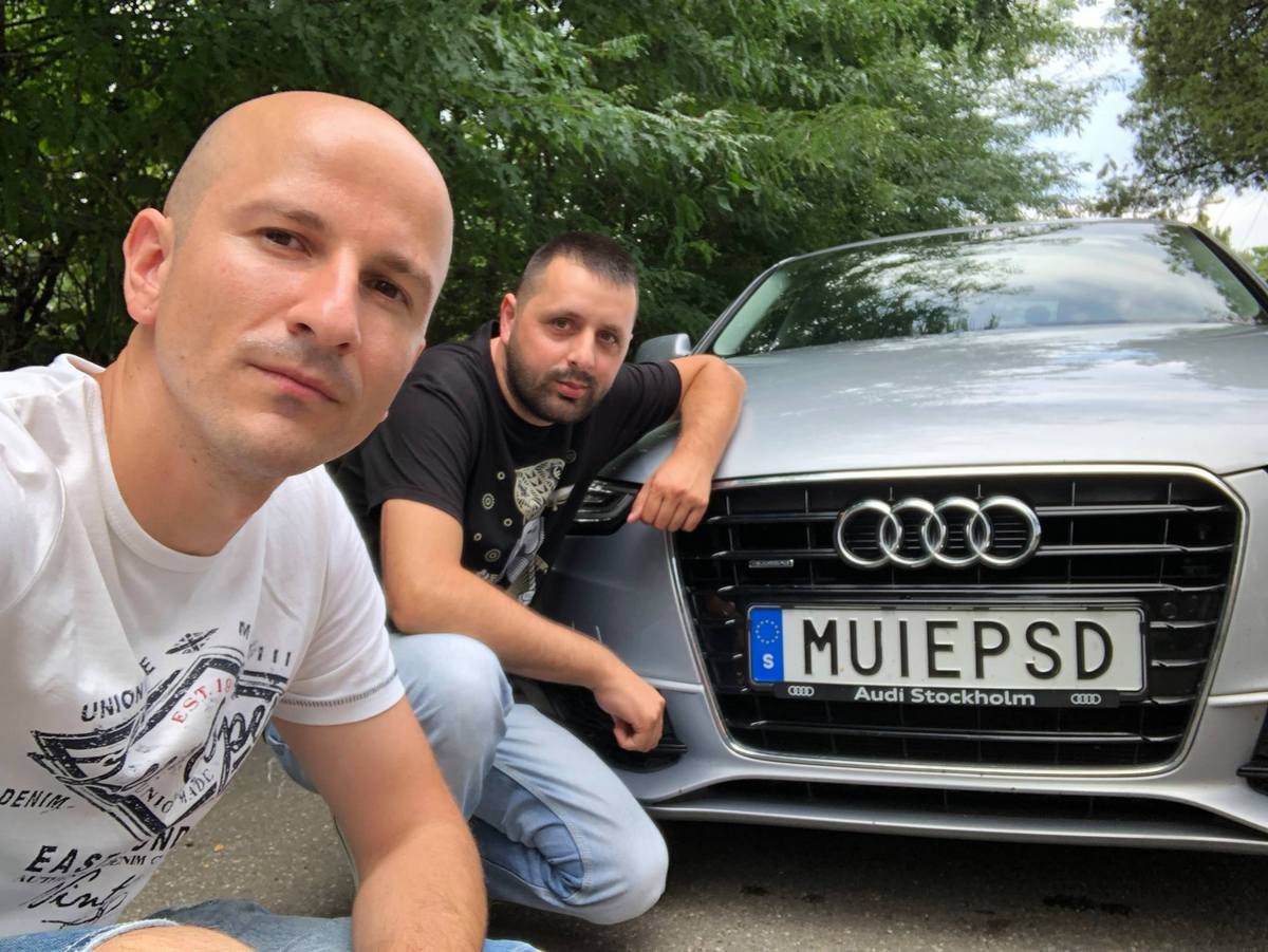 Răzvan Ştefănescu (előtérben) és a személyre szabott rendszámtáblával ellátott személygépkocsi •  Fotó: Facebook