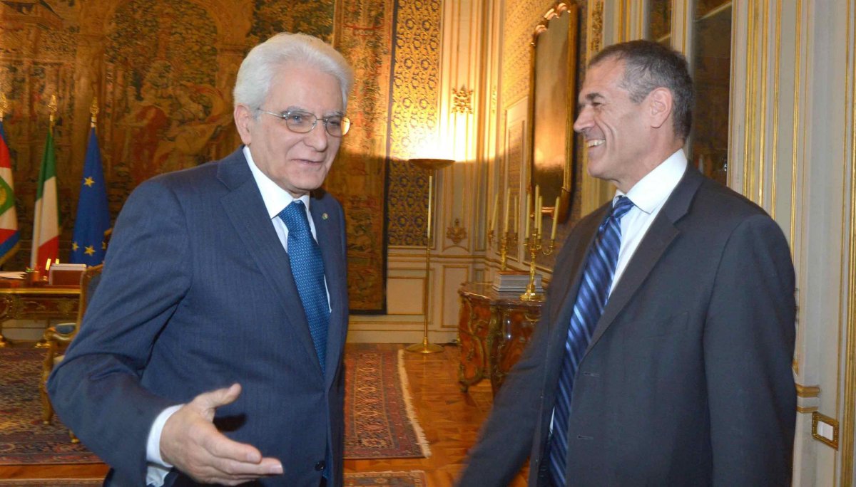 Sergio Mattarella olasz államfő (balra) a kormányfői posztra jelölt Carlo Cottarellivel 