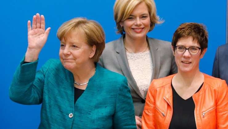 Az egyik jön, a másik megy. Angela Merkel átadja a helyét Annegret Kramp-Karrenbauernek (jobbra) &bullet;  Fotó: Reuters/Axel Schmidt