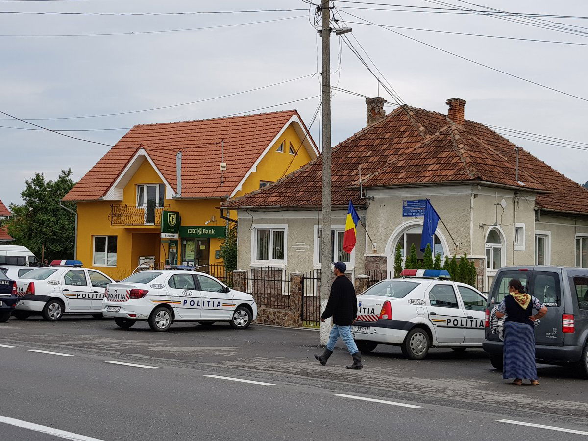 A nagybáródi rendőrőrsön hétfőn kihallgatták a pénteki tömegverekedés érintetteit •  Fotó: Rostás Szabolcs