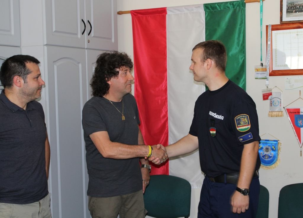 Az olasz futballklub képviselői megköszönik a magyar határrendészek segítségét &bullet;  Fotó: Police.hu