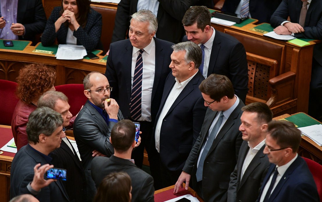 Orbán Viktor miniszterelnököt és a kormánypárti képviselőket is körülállták az ellenzéki politikusok &bullet;  Fotó: Index.hu