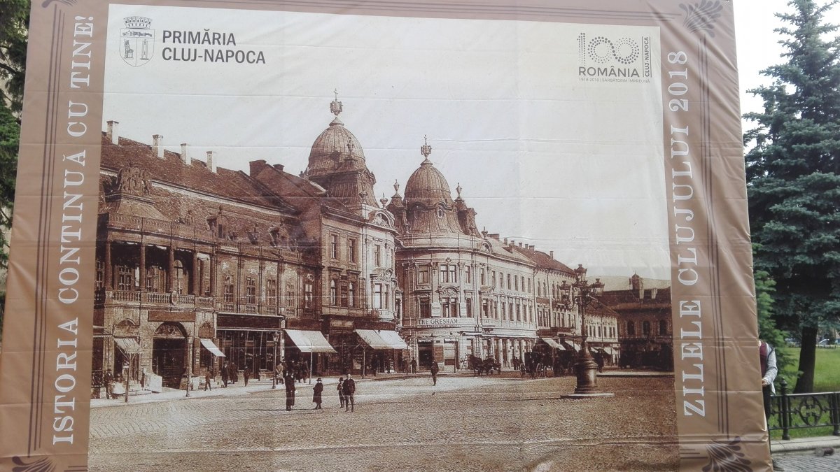 És a polgármesteri hivatal városnapi óriásposztere 