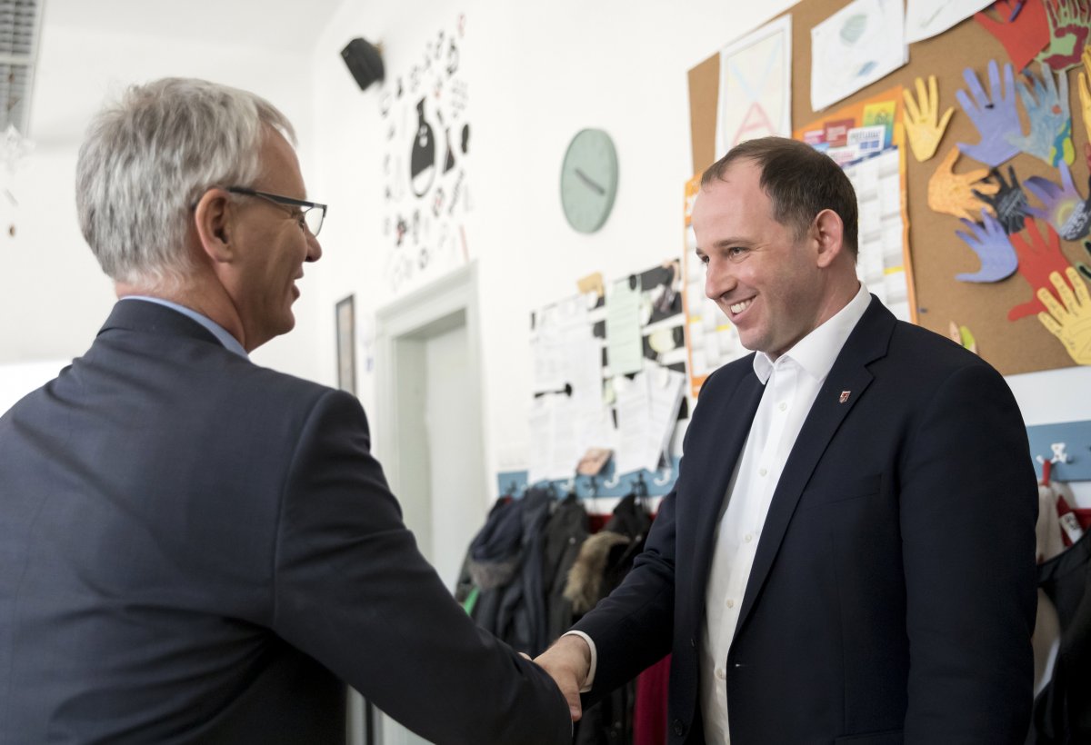 Soltész Miklós egyházi és nemzetiségi kapcsolatokért felelős államtitkár és Csáky Csongor, a Rákóczi Szövetség elnöke kezet ráz &bullet;  Fotó: MTI