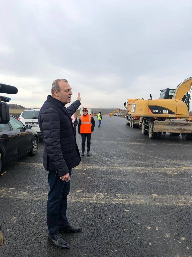 Lucian Şova miniszter mutatja a sztrádaépítés helyes irányát &bullet;  Fotó: Közlekedési minisztérium