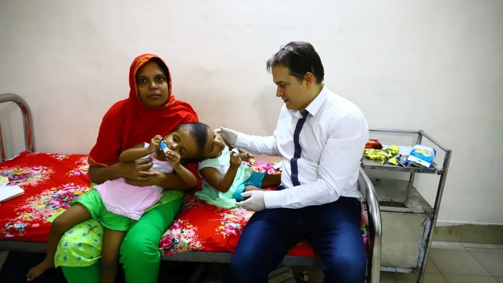 Az anya a kétéves ikrekkel