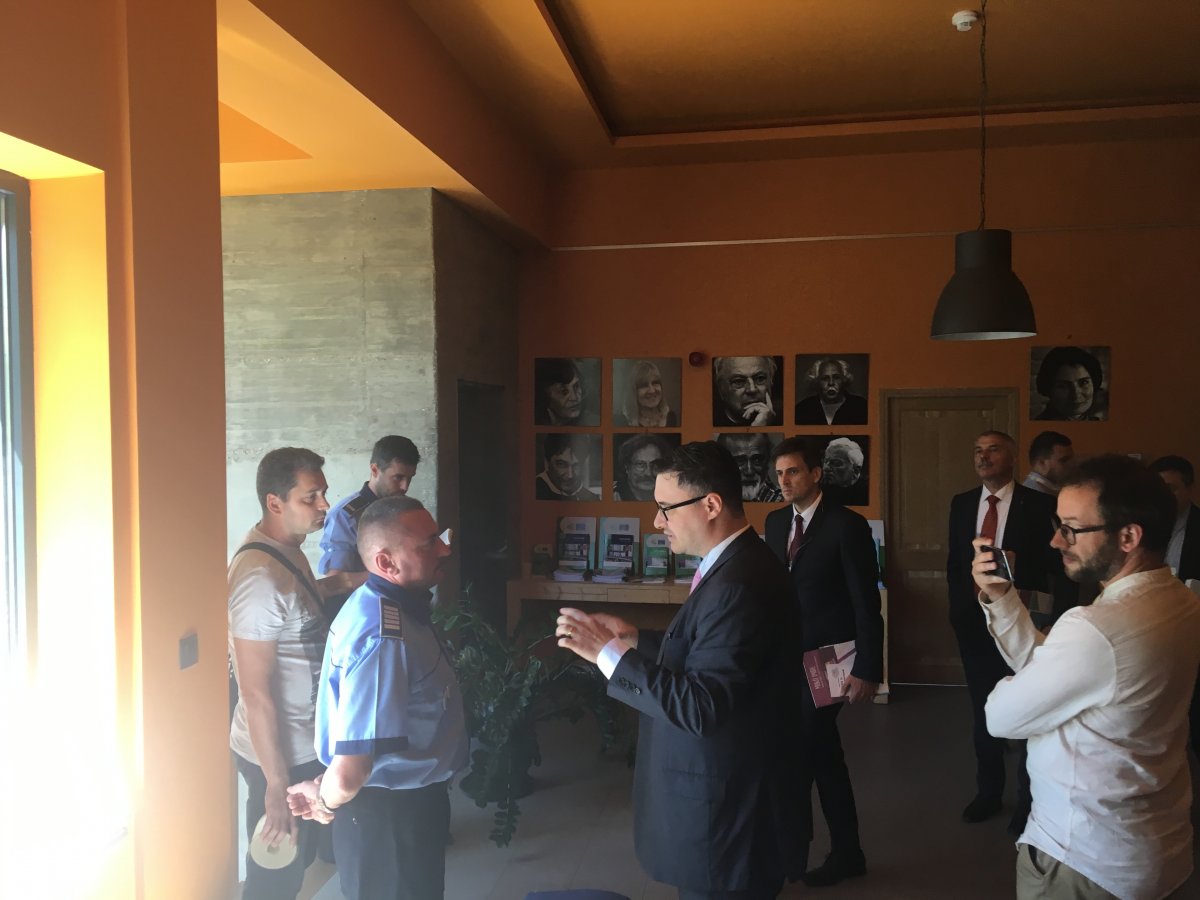 A magyarellenes kirohanásairól elhíresült blogger (középen) botrányt csapott a nemzetközi rendezvényen 