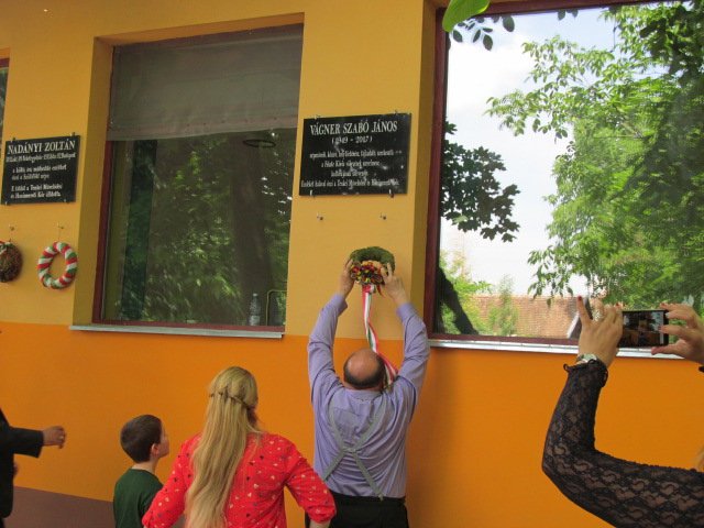 A tenkei református művelődési otthon falain sorakoznak a nemzet jeleseinek emléktáblái &bullet;  Fotó: Dénes László