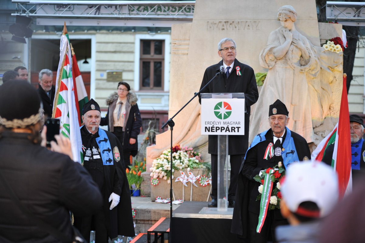 Tőkés László beszédet mond az EMNT és az EMNP közös rendezvényén március 15-én Nagyváradon, Szacsvay Imre szobránál • Fotó: Tőkés László sajtóirodája