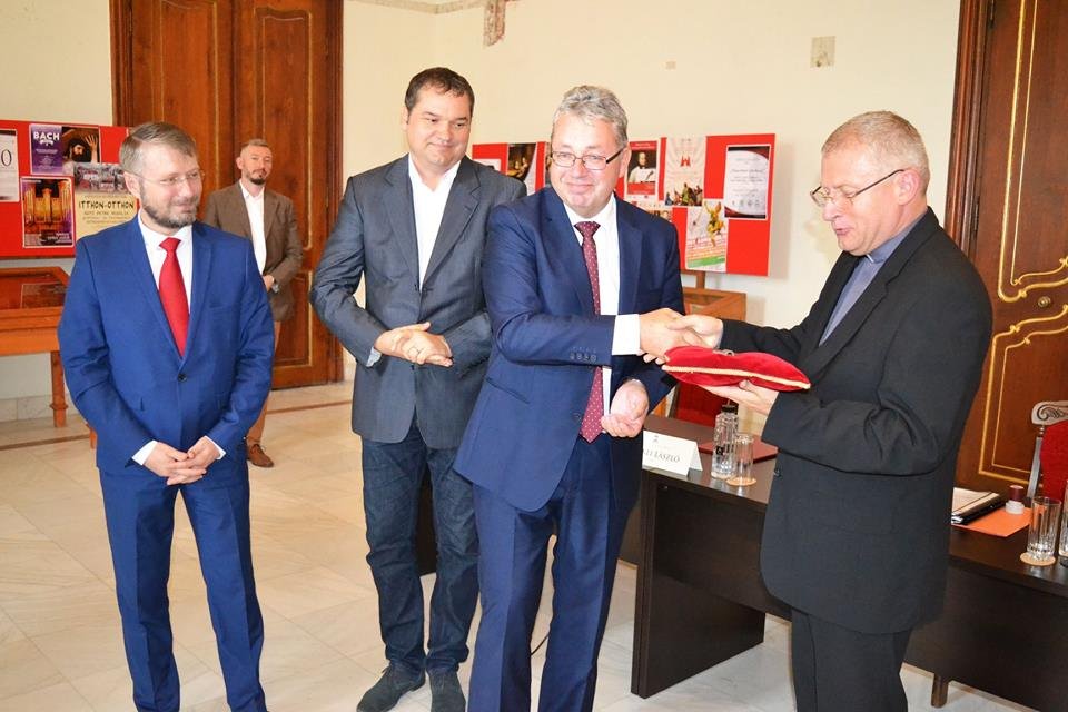 A püspöki palota kulcsát Pásztor Sándor tanácselnök adta át Böcskei László megyéspüspöknek &bullet;  Fotó: Római Katolikus Püspökség