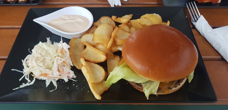Gyerekek kedvence, a hamburger •  Fotó: Kisréti Zsombor