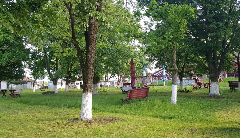A gyógyfürdő medencéjét tágas park veszi körül •  Fotó: Kisréti Zsombor
