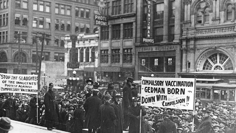 Kötelező védőoltásokkal szembeni tüntetés Torontóban 1919-ben •  Fotó: TORONTÓI VÁROSI LEVÉLTÁR