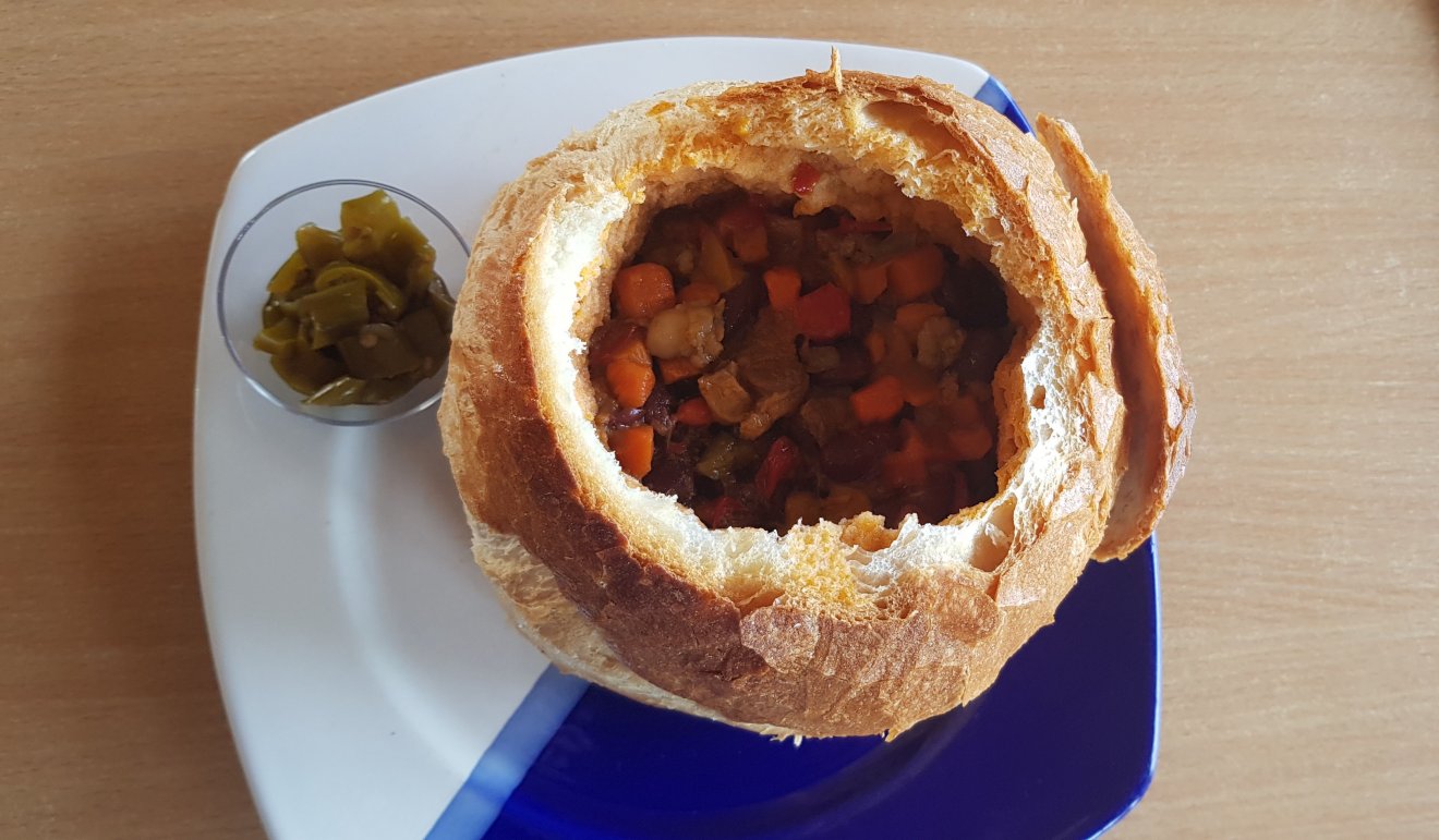Babgulyás cipóban. Aki kedveli, annak érdekes felszolgálás lehet •  Fotó: Kisréti Zsombor
