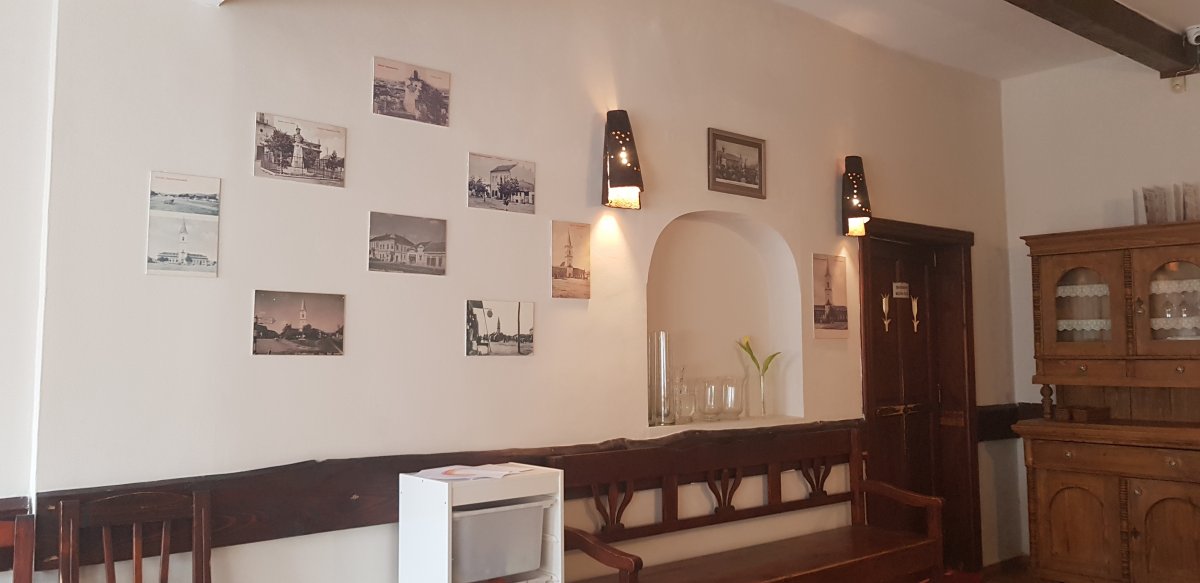 Az étterem falain a régi Nyárádszereda elevenedik meg •  Fotó: Kisréti Zsombor