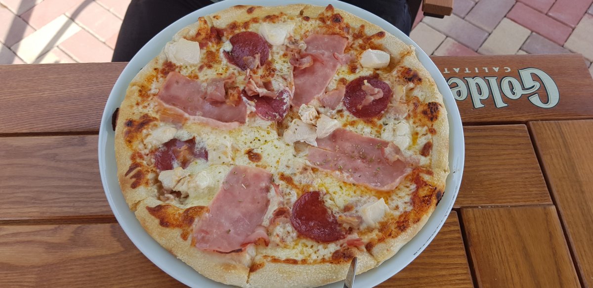 A húsimádó pizzán a sajt- és a húsfeltét egyformán bőséges •  Fotó: Kisréti Zsombor