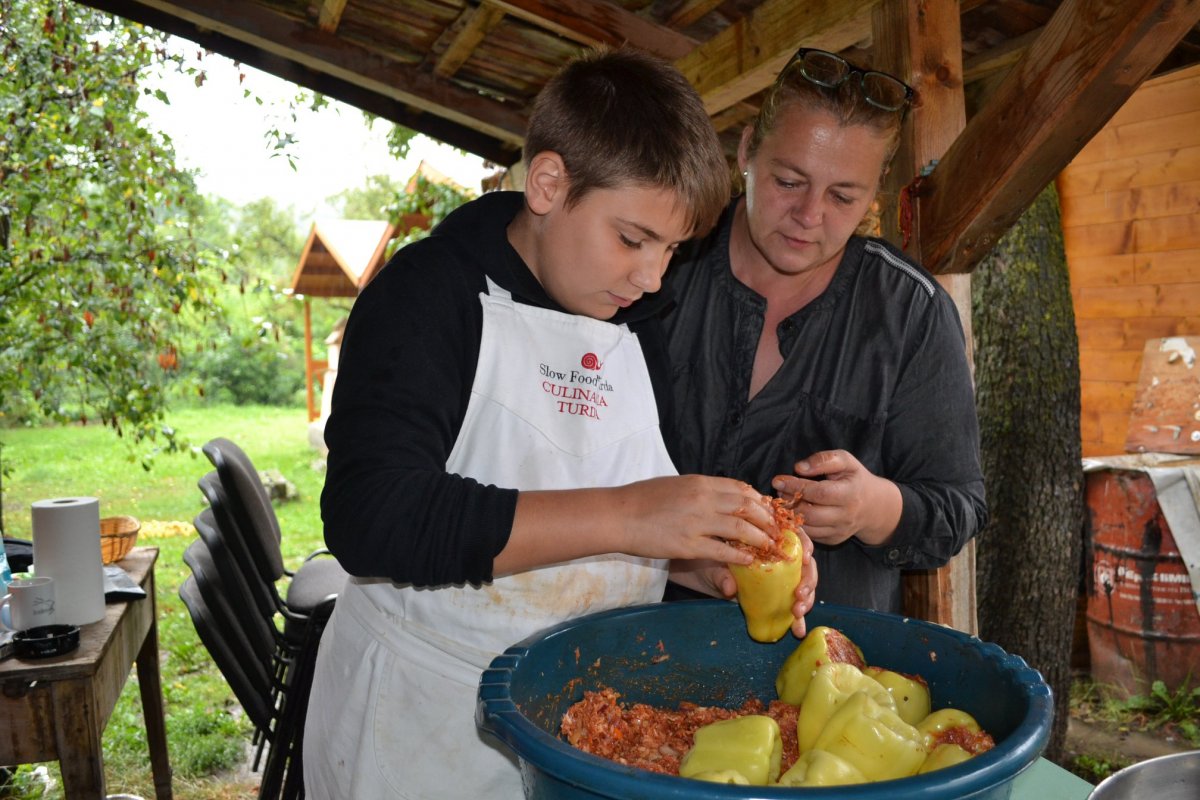 Készül a töltött paprika. A fiúk is szívesen kötényt kötnek maguk elé •  Fotó: Studcoop Egyesület