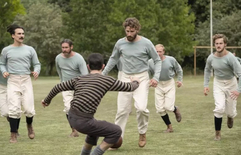 Kinnaird és Suter (Edward Holcroft és Kevin Guthrie – háttal) a Darwen–Old Etonians meccsen •  Fotó: Forrás: Netflix