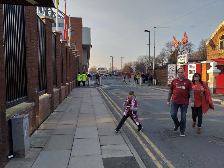 Családi séta az Anfield Road-on •  Fotó: Katona Zoltán