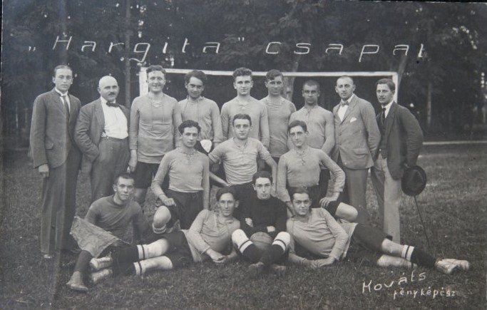 A Székelyudvarhelyi Hargita
futballcsapata 1921. augusztus
6-án, álló sor (balról jobbra):
Sorger János, Kiss István, Göllner
Ottó, Papp-Zakor Endre, Egyed
Ferenc, Balázs (keresztneve
ismeretlen), Páll János, Bíró
Gyula, Péter József; középső sor: •  Fotó: NÉHAI ID. PÉTER ATTILA  GYŰJTEMÉNYE