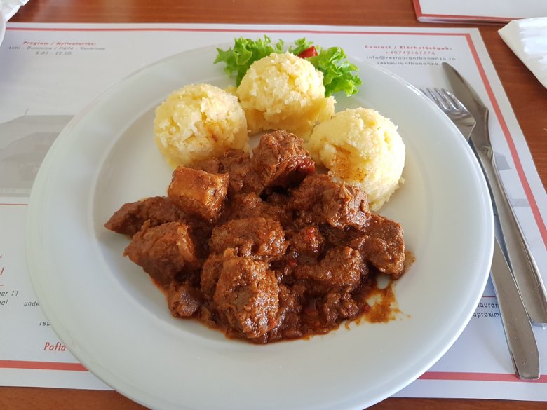 Báránypörkölt puliszkával •  Fotó: Kisréti Zsombor