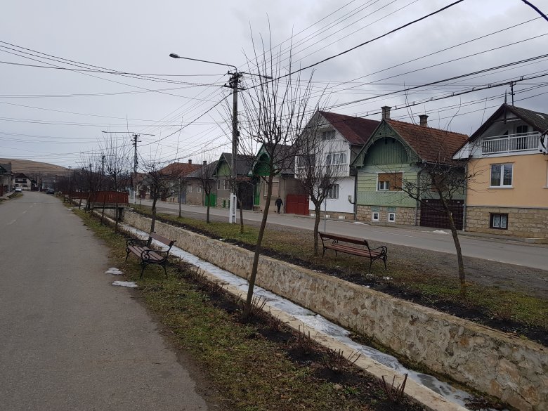 Korszerűsített patakárok a falu főutcáján •  Fotó: Makkay József