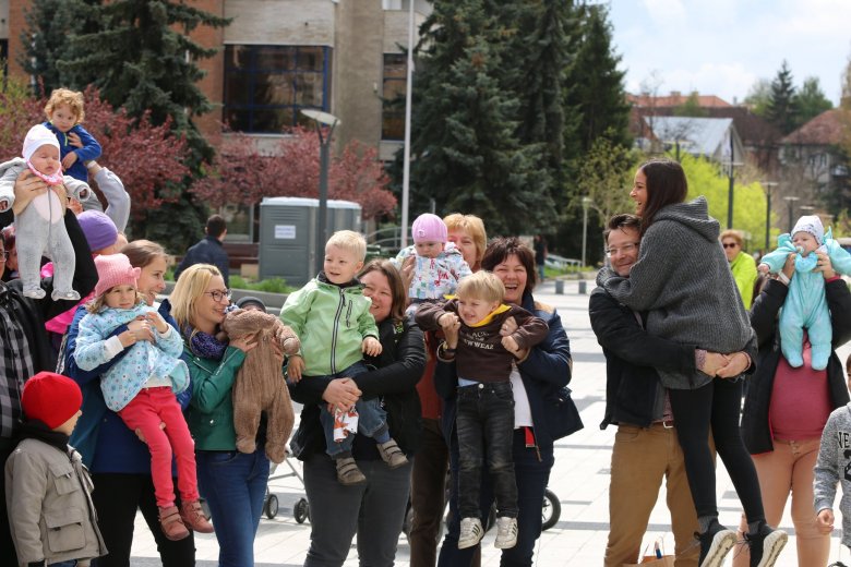 A csíkszeredai Szabadság téren Lovasi András is magasba emelte Dóri lányát •  Fotó: Tiboldi István